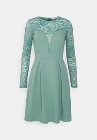 Vestido teal com mangas longas de renda, corpete justo e saia rodada. Apresenta um decote em painel de renda e uma cintura franzida.