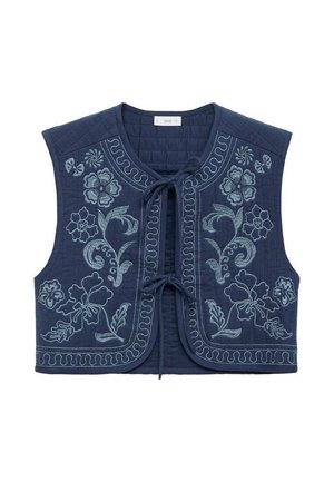 Marineblå quiltet vest med lyseblå blomsterbroderi og snører foran, med rund halsudskæring og ærmeløs design.
