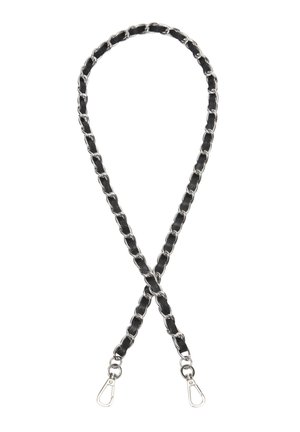 Czarny skórzany pasek przeplatany przez srebrne ogniwa łańcucha z srebrnymi zapięciami w kształcie homara na każdym końcu.