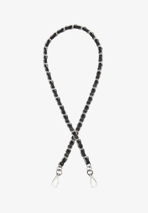 Czarny skórzany pasek przeplatany przez srebrne ogniwa łańcucha z srebrnymi zapięciami w kształcie homara na każdym końcu.