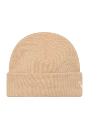 Cappello beanie beige lavorato a maglia con risvolto e logo cucito discreto sul lato.
