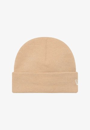 Cappello beanie beige lavorato a maglia con risvolto e logo cucito discreto sul lato.