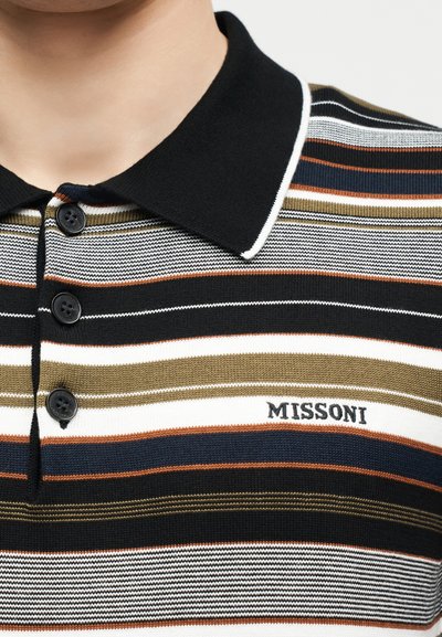 Πόλο μπλουζάκι με μαύρο γιακά και κουμπιά, διαθέτει οριζόντιες ρίγες σε μαύρο, άσπρο, ελιά, ναυτικό μπλε και πορτοκαλί, με το λογότυπο "MISSONI" στο στήθος.