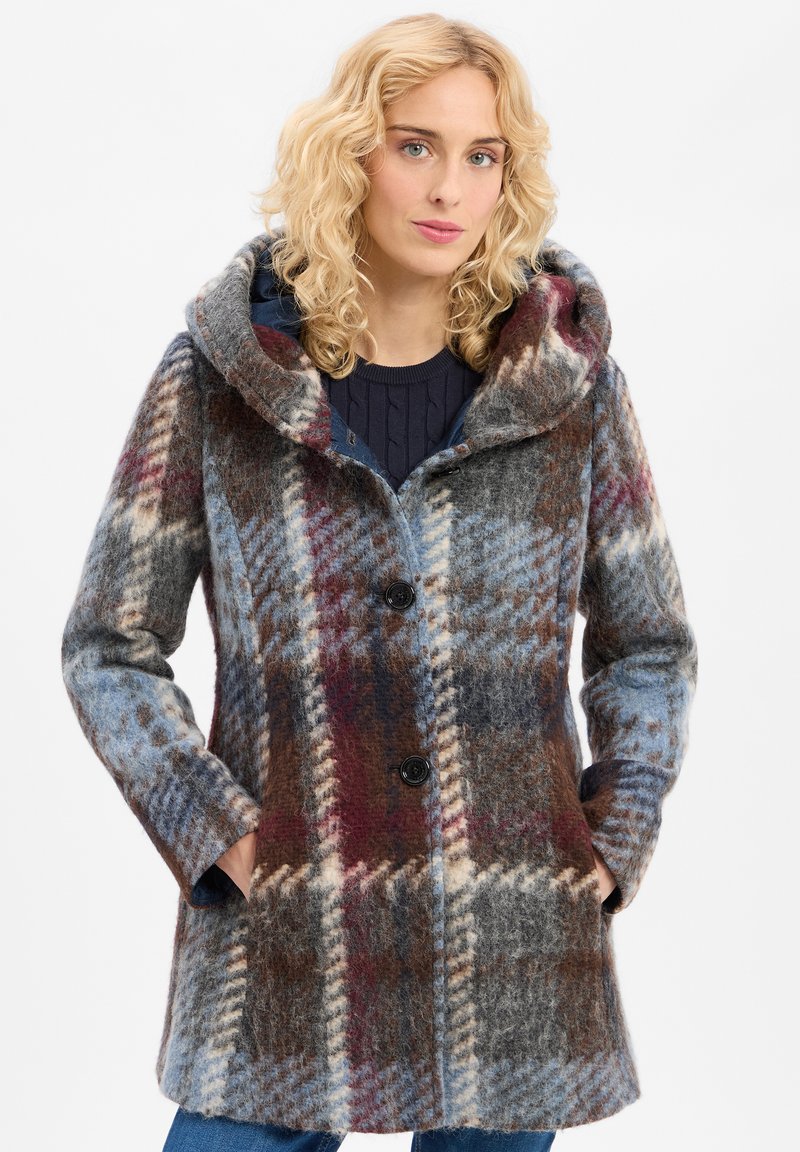 Wollplaidmantel in Blau-, Braun- und Burgundertönen, mit Kapuze, Knopfverschluss und seitlichen Taschen. Weicher Stoff und figurbetontes Design.
