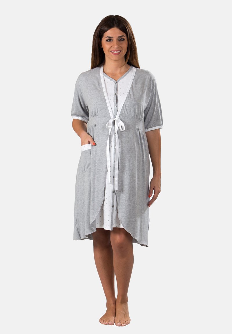 Robe grigia lunga con maniche corte, caratterizzata da un vestito bianco sotto con bottoni e piccoli pois, con vita annodata.