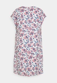 Bílé bezramínkové šaty s růžovým a námořnickým květinovým vzorem, s kulatým výstřihem a volným střihem.