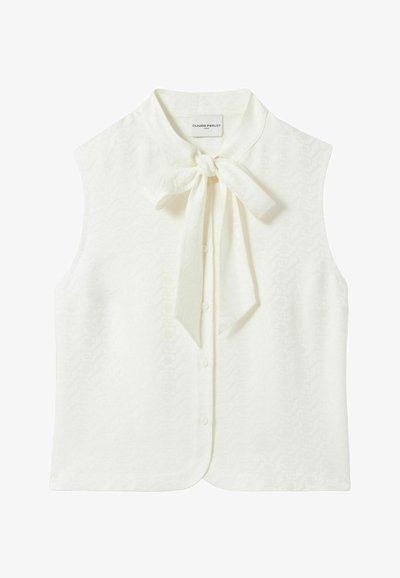 Blusa blanca sin mangas con lazo en el cuello, que presenta un patrón texturizado, cierre frontal de botones y un diseño de cuello clásico.