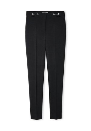 Schwarze, maßgeschneiderte Hose mit Bügelfalte und silbernen Ösen am Bund, flach auf weißem Hintergrund präsentiert.