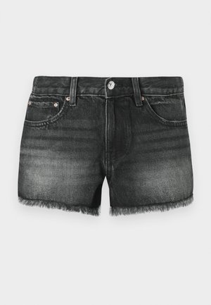 Calções de ganga pretos com bainha desfiada, cinco bolsos e acessórios em cobre. O acabamento desbotado apresenta uma textura subtil e um design clássico.