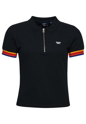 Czarna koszulka polo z zamkiem przy kołnierzu, z krótkimi rękawami ozdobionymi czerwonymi, pomarańczowymi i niebieskimi paskami oraz małym logo na piersi.