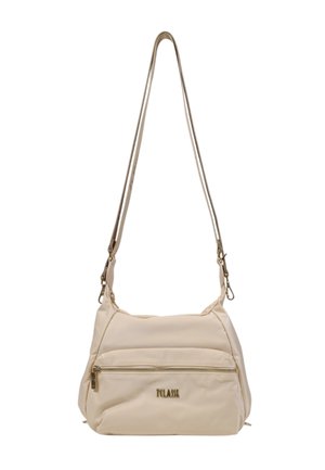 Borsa a spalla sintetica beige con una texture liscia, hardware dorato, tracolla regolabile e tasca frontale con zip. Presenta il logo del marchio in oro.