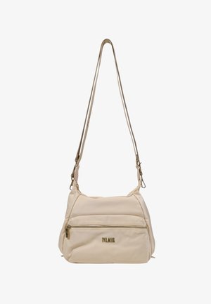 Bolso de hombro sintético beige con textura suave, herrajes en tono dorado, correa ajustable y bolsillo con cremallera en la parte frontal. Presenta el logotipo de la marca en dorado.