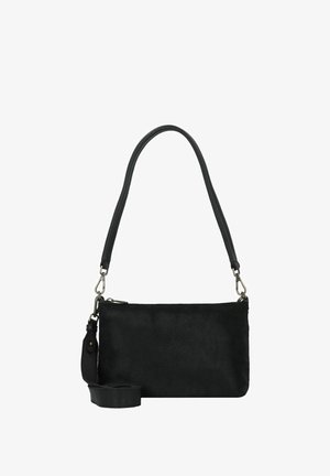 Schwarze Lederhandtasche mit weicher Textur, rechteckiger Form, verstellbarem Tragegurt und metallischen Hardware-Akzenten.