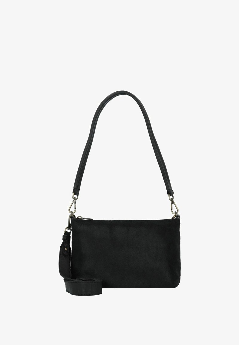 Borsa a tracolla nera in pelle con una consistenza morbida, forma rettangolare, tracolla regolabile e dettagli in metallo.