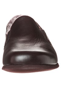 Donker bordeaux lederen instapschoenen met een ronde neus en een gladde textuur. Platte zool met minimale stikseldetails.