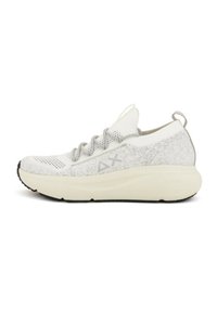 Scarpe da ginnastica bianche con una tomaia in maglia testurizzata, accenti neutri, forma allungata e una suola spessa e imbottita. Design minimalista.