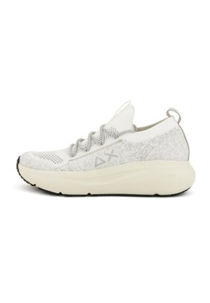 Scarpe da ginnastica bianche con una tomaia in maglia testurizzata, accenti neutri, forma allungata e una suola spessa e imbottita. Design minimalista.