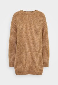 Maglione in maglia spessa di colore cammello, con maniche lunghe e scollo rotondo, caratterizzato da un motivo a coste testurizzate.