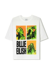 Hvid bomulds T-shirt med fire grafiske billeder i grøn og orange samt fed sort tekst, der står "BILLIE EILISH" på forsiden.