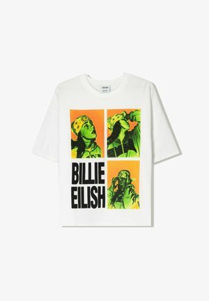 Hvid bomulds T-shirt med fire grafiske billeder i grøn og orange samt fed sort tekst, der står "BILLIE EILISH" på forsiden.