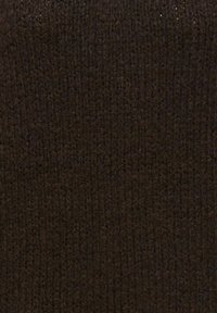 Ciemnobrązowa dzianina o teksturowanej, miękkiej powierzchni. Równy wzór z lekko nierównym splotem, nadający przytulny, ciepły wygląd.