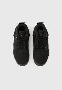 Ζευγάρι μαύρα ψηλά αθλητικά παπούτσια με λεπτομέρειες από δίχτυ και κορδόνια, τοποθετημένα δίπλα δίπλα σε λευκό φόντο.