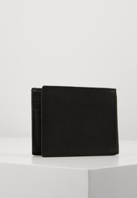 Billetera de cuero negro con un acabado texturizado, que cuenta con múltiples ranuras para tarjetas y una forma rectangular. Diseño compacto, sin hardware visible.