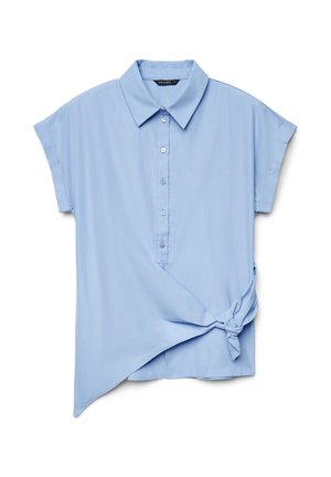 Blouse bleu clair à manches courtes avec col, boutons sur le devant et un ourlet asymétrique noué sur le côté droit en bas.