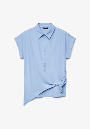 Blouse bleu clair à manches courtes avec col, boutons sur le devant et un ourlet asymétrique noué sur le côté droit en bas.