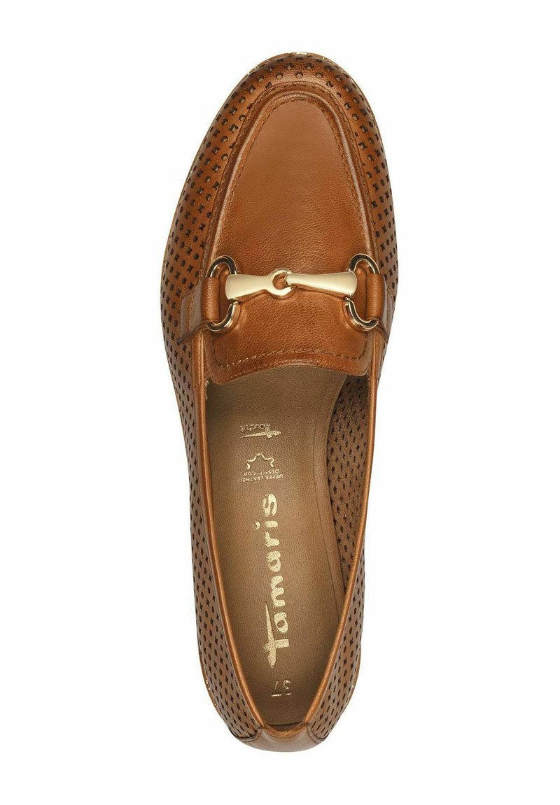 Scarpa slip-on in pelle marrone con design perforato, dettagli in metallo dorato e suola piatta. L'interno presenta un marchio in stampa metallica.