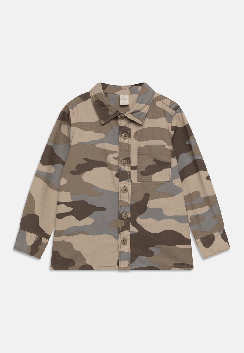 Chemise à manches longues boutonnée avec un motif camouflage beige, marron et gris et une poche poitrine unique, étalée à plat sur un fond blanc.