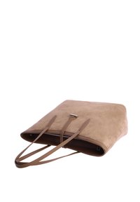 Bolso tote de ante beige con asas de cuero delgadas y una correa central de cuero con un cierre metálico, sobre un fondo blanco.