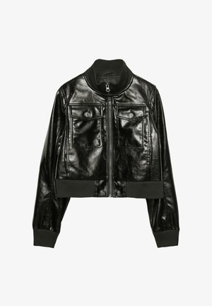 Schwarze, glänzende Lederjacke mit Reißverschluss, zwei geknöpften Brusttaschen, geripptem Kragen, Bündchen und Saum, vor einem weißen Hintergrund präsentiert.