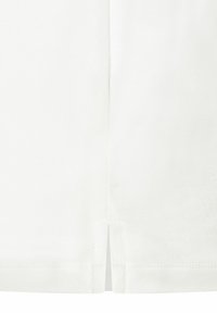 Weißes Baumwoll-T-Shirt mit geradem Saum und seitlichen Schlitzen. Glatte Textur und schlichtes Design ohne Muster oder Verzierungen.