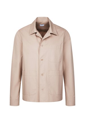 Beige langærmet skjorte med knapper, spids krave, tre frontlommer og enkelt design mod en hvid baggrund.