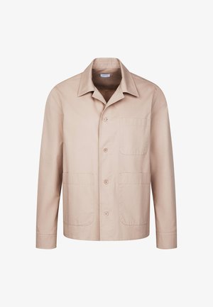 Beiges Langarm-Hemd mit Knopfleiste, spitzem Kragen, drei Fronttaschen und schlichtem Design vor weißem Hintergrund.