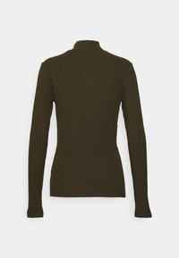 Olivgrünes Langarm-Rippoberteil mit hohem Kragen. Der Stoff hat vertikale Streifen und bietet ein strukturiertes Aussehen.