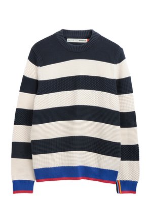 Ριγέ πλεκτό πουλόβερ με εναλλασσόμενες μπλε ναυτικό και εκρού υφασμάτινες ζώνες, ριμπ τελείωμα και μανσέτες σε μπλε και κόκκινο, και λεπτομέρεια ουράνιου τόξου στη δεξιά μανσέτα.