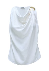 Top blanco sin mangas hecho de tejido suave, con un escote drapeado y un acento circular dorado en el hombro. Textura lisa, diseño casual.