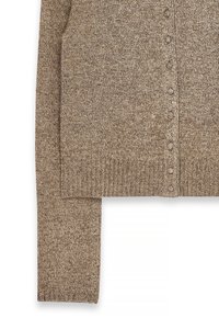 Cardigan en tricot brun avec une finition texturée, doté d'une fermeture à boutons et de poignets et d'une bordure côtelés. Manches mi-longues.
