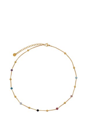Delicata collana in catena d'oro con piccole perle d'oro e pietre preziose tonde multicolori distanziate uniformemente lungo la catena.
