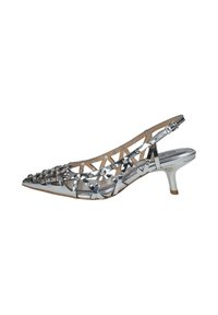 Tacchi slingback argento con punta affusolata, caratterizzati da un design incrociato e decorazioni. Parte superiore testurizzata con una suola in pelle liscia.