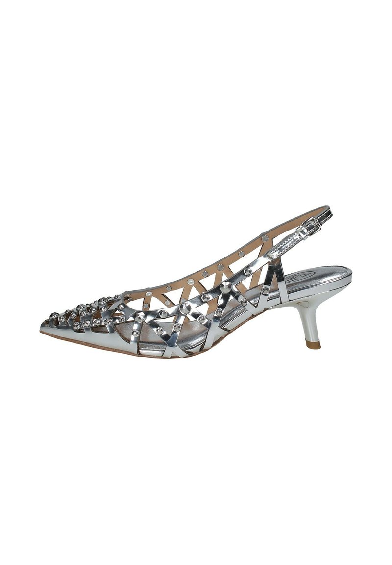 Tacchi slingback argento con punta affusolata, caratterizzati da un design incrociato e decorazioni. Parte superiore testurizzata con una suola in pelle liscia.