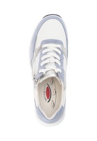 Witte sneaker met lichtblauwe en zilveren accenten. Beschikt over een bovenwerk van gaas, veters, een zijrits en een getextureerde binnenzool. Rond neusontwerp.