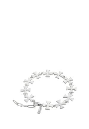 Zilveren armband met verbonden Maltezer kruis-bedels en een rechthoekig label bevestigd aan een kettingsluiting op een witte achtergrond.