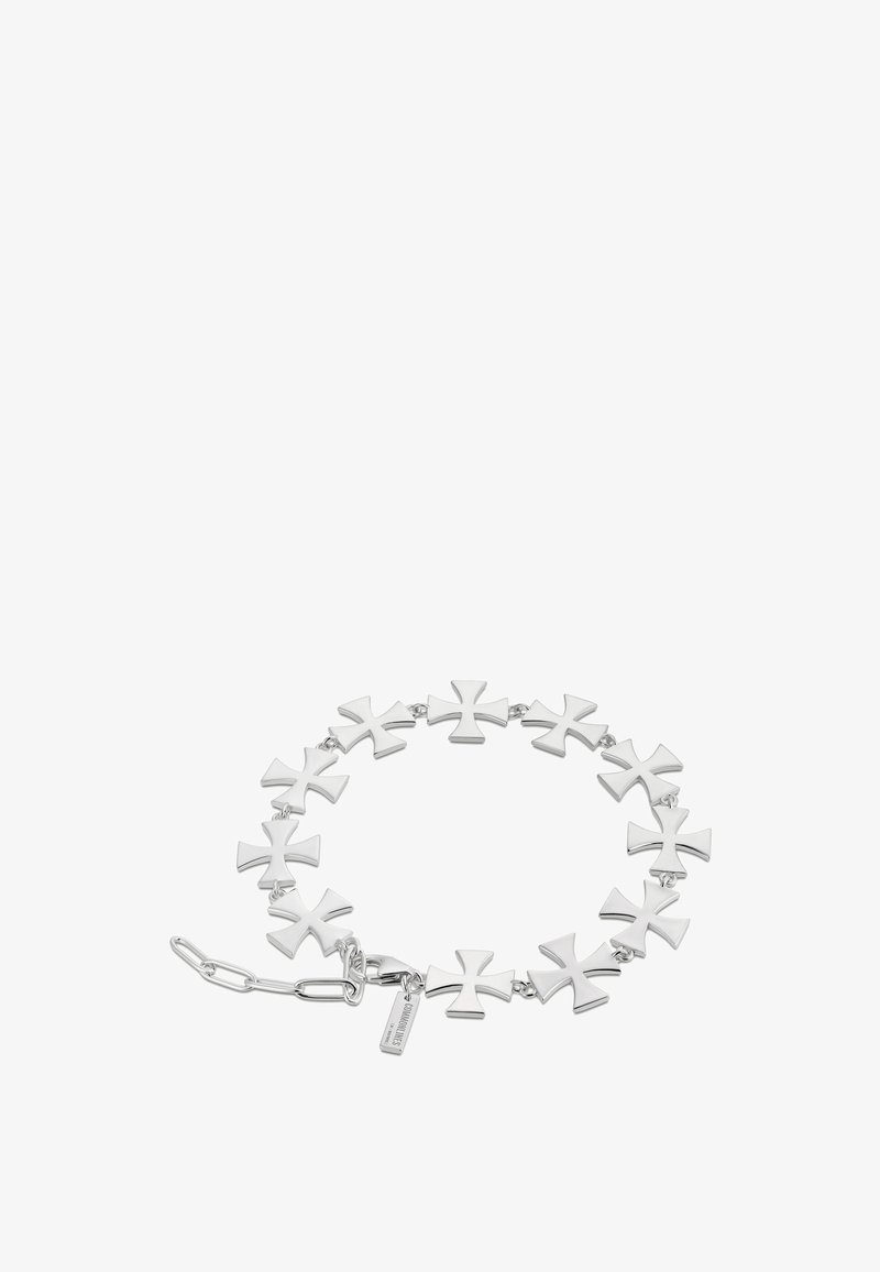 Bracelet en argent avec des breloques en forme de croix de Malte reliées entre elles et une étiquette rectangulaire attachée à un fermoir chaîne sur fond blanc.