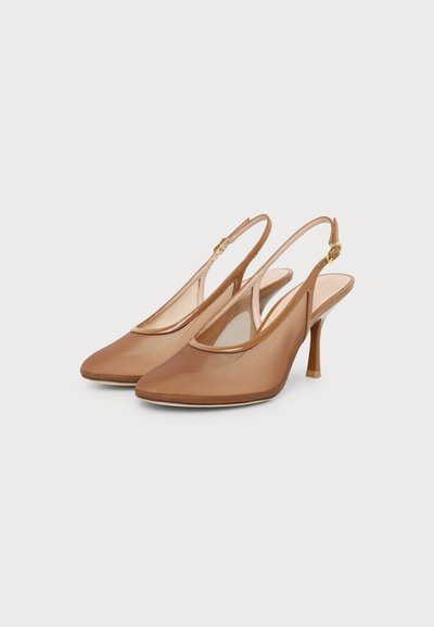 Paire d'escarpins slingback en mesh beige avec bouts pointus et talons aiguilles fins de hauteur moyenne sur fond blanc.