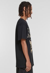 Upscale by Mister Tee UPSCALE X MISFITS OVERSIZE - T-shirts print - black