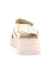 Sandal beige con suola imbottita, aperta sul retro e cinturino in tessuto regolabile. Presenta dettagli tagliati al laser e una soletta testurizzata.