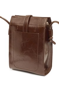 Brązowa skórzana torba o teksturowanym wykończeniu, prostokątnym kształcie, z górnym klapkiem i przednią kieszenią. Posiada cienki pasek oraz subtelne detale w postaci przeszyć.